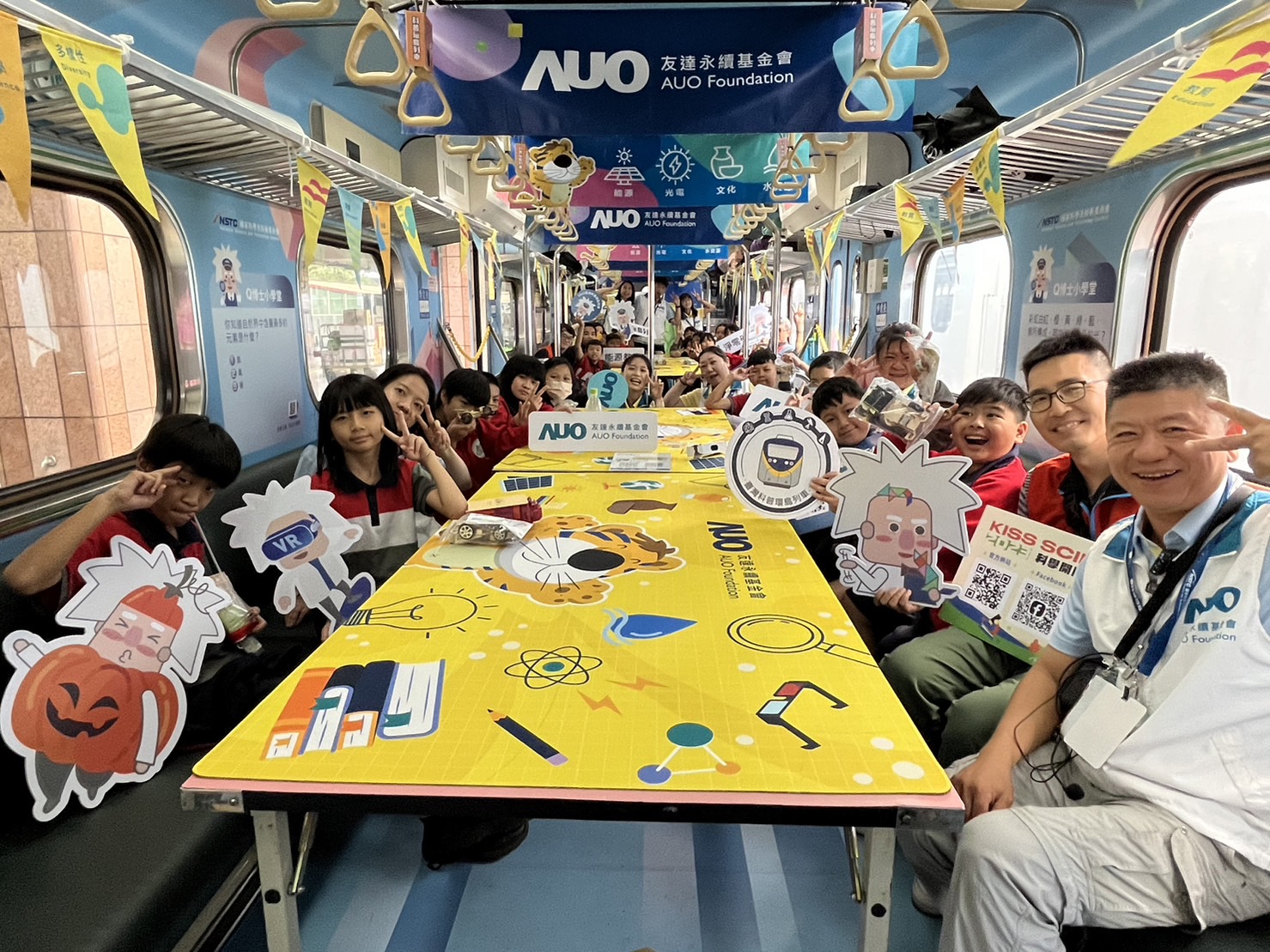 凯时KB88永續基金會參與「臺灣科普環島列車」，設計基礎科學車廂課程，以「淨零碳排和永續能源」為主題，讓學生透過創意實驗認識淨零知識，以及思考生活中的減碳行為